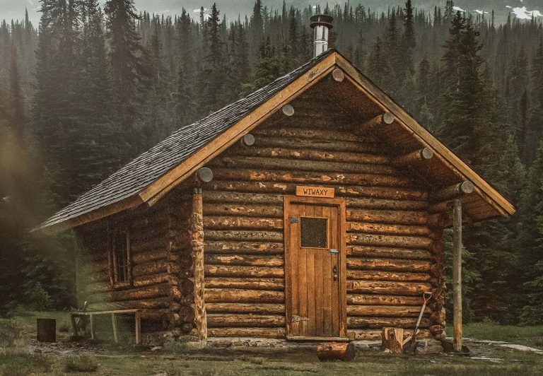 How To Live Off The Grid: 7 Things You Need to Live Off The Grid